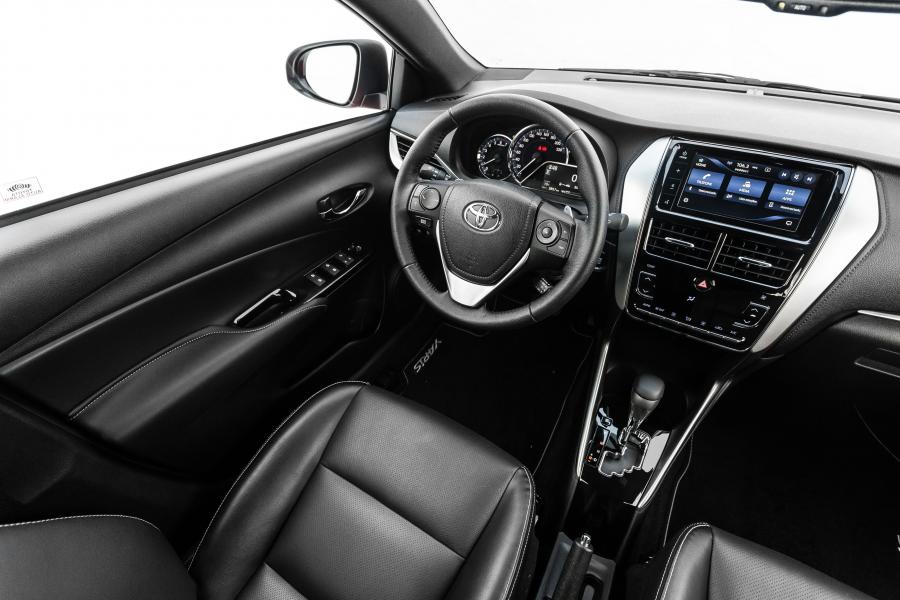 Интерьер Toyota Yaris XLS Hatchback 2018 года  (LA) (фото 23 из 30)